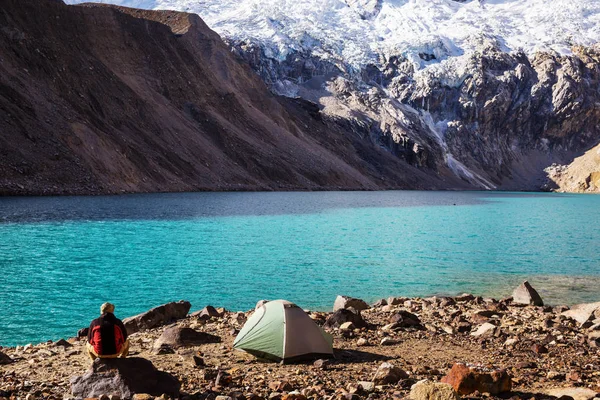 Escena de senderismo en las montañas Cordillera — Foto de Stock