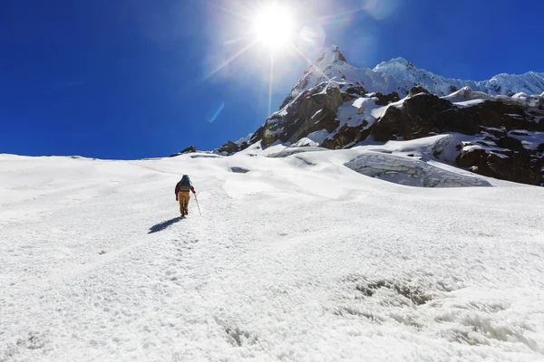 Escena de senderismo en las montañas Cordillera — Foto de Stock