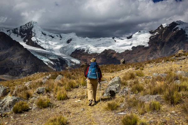 Pěší turistika scéna v pohoří Cordillera — Stock fotografie