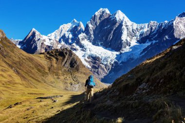 Cordillera dağlarında yürüyüş sahne
