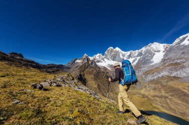 Cordillera dağlarında yürüyüş sahne