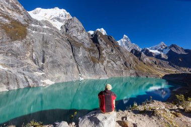 Cordillera dağlarında yürüyüş sahne