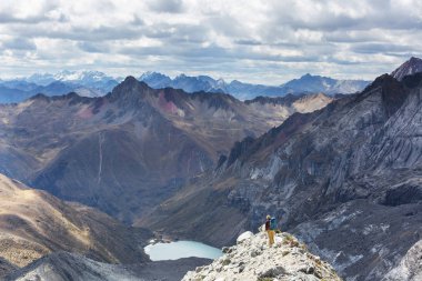 Cordillera dağlarında yürüyüş sahne