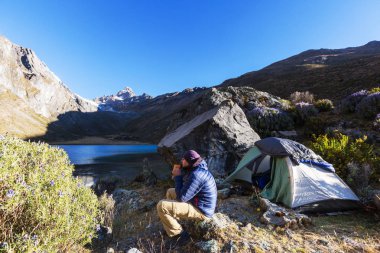 Cordillera dağlarında yürüyüş sahne