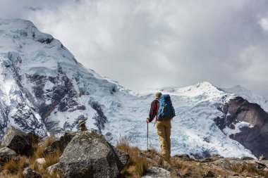 Cordillera dağlarında yürüyüş sahne