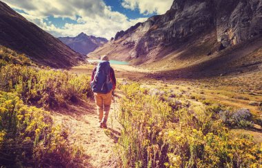 Cordillera dağlarında yürüyüş sahne