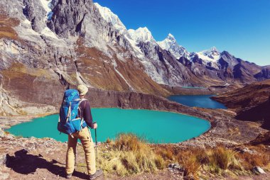 Cordillera dağlarında yürüyüş sahne
