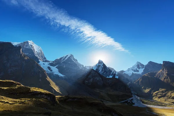 Hermosos paisajes de montañas en la Cordillera Huayhuash — Foto de Stock