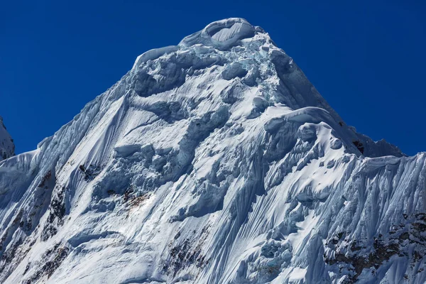 山脈 Huayhuash の美しい山の風景 — ストック写真