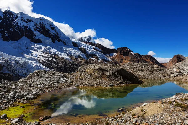 Hermosos paisajes de montañas en la Cordillera Huayhuash — Foto de Stock