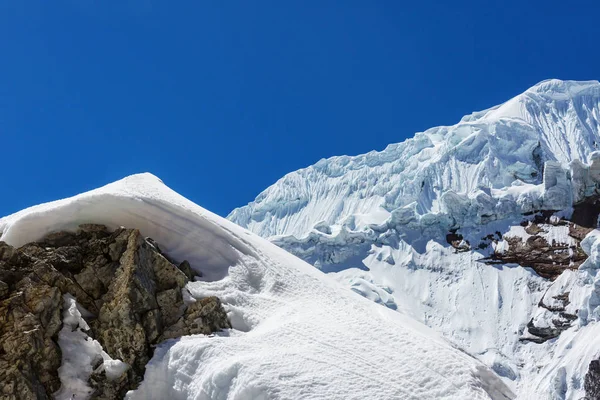 山脈 Huayhuash の美しい山の風景 — ストック写真