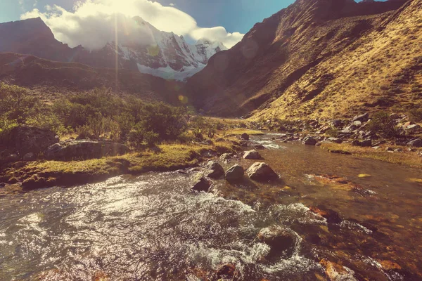 Όμορφα βουνά τοπία στην οροσειρά Huayhuash — Φωτογραφία Αρχείου