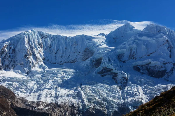 Красивые горные ландшафты Кордильеры Huayhuash — стоковое фото