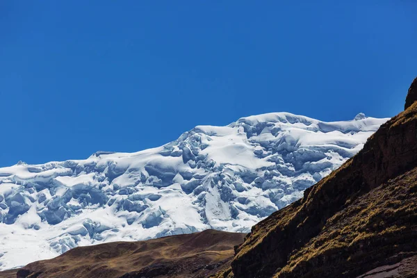 Красивые горные ландшафты Кордильеры Huayhuash — стоковое фото