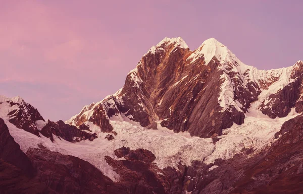 Lindas paisagens de montanhas em Cordillera Huayhuash — Fotografia de Stock