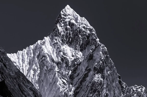Beautiful mountains landscapes in Cordillera Huayhuash — Stock Photo, Image
