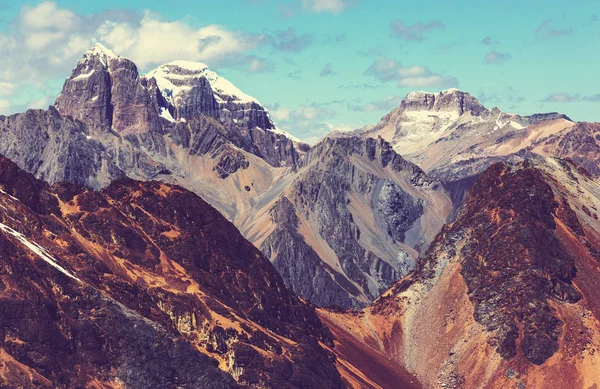 Hermosos paisajes de montañas en la Cordillera Huayhuash —  Fotos de Stock
