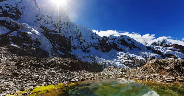 Prachtige bergen landschappen in de Cordillera Huayhuash — Stockfoto