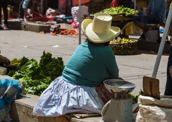 Peruanos en calle de la ciudad —  Fotos de Stock