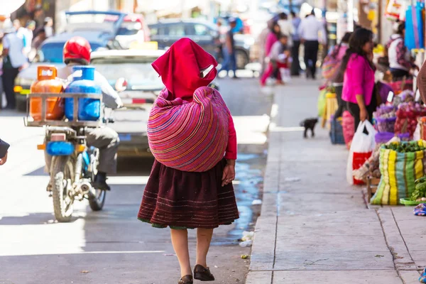 Peruvian people in city street — Stock Photo, Image