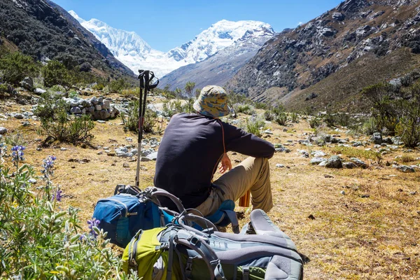 Wandelen scène in Cordillera bergen — Stockfoto