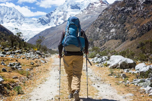 Escena de senderismo en las montañas Cordillera — Foto de Stock