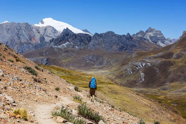 Cordillera dağlarında yürüyüş sahne
