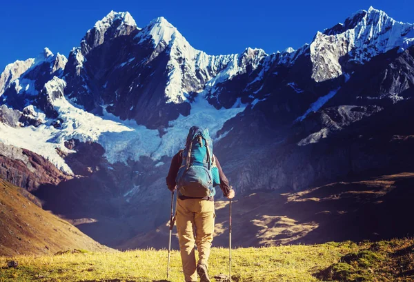 Cordillera dağlarında yürüyüş sahne