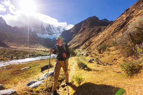 Escena de senderismo en las montañas Cordillera — Foto de Stock