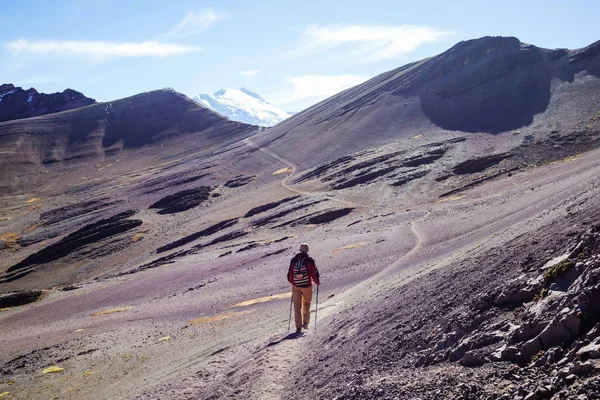 Pěší turistika scéna v Vinicunca, oblasti Cuzco, Peru — Stock fotografie