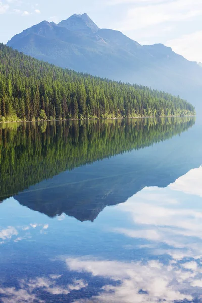 Krásné Bowmanovo Jezero Odleskem Velkolepých Hor Národním Parku Glacier Montana — Stock fotografie