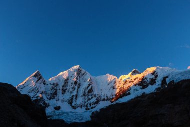 Cordillera yükseltisidir güzel dağ manzarası