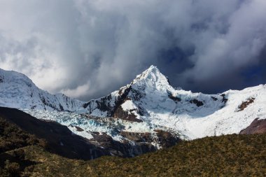 Cordillera yükseltisidir güzel dağ manzarası