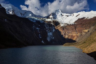 Cordillera yükseltisidir güzel dağ manzarası