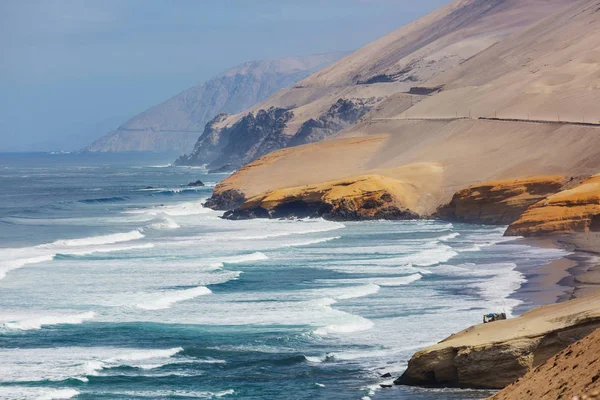 Paisagem costeira deserta no oceano Pacífico — Fotografia de Stock