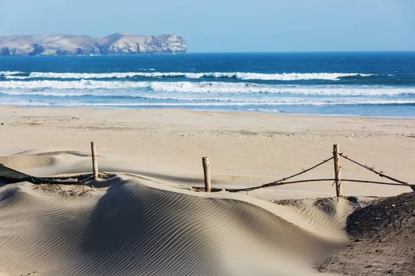 Paisagem costeira deserta no oceano Pacífico — Fotografia de Stock