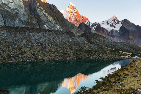 Cordillera yükseltisidir güzel dağ manzarası