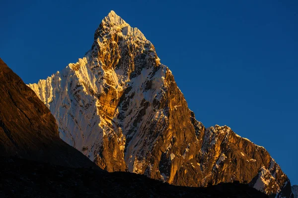 Hermoso paisaje de montaña en la Cordillera Huayhuash —  Fotos de Stock