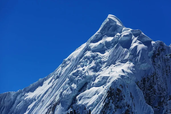 Красивый горный пейзаж в Кордильере Huayhuash — стоковое фото