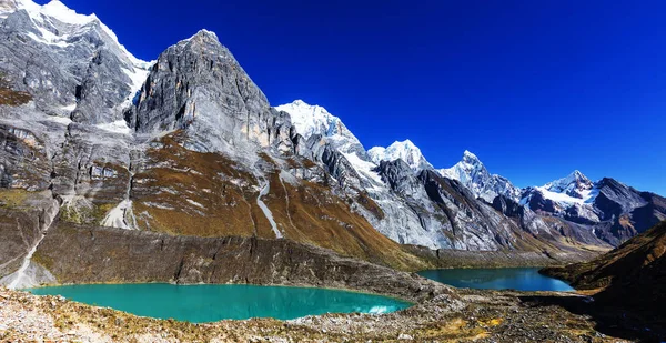 Bela paisagem montanhosa em Cordillera Huayhuash — Fotografia de Stock