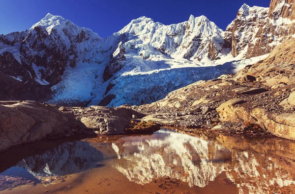 Bela paisagem montanhosa em Cordillera Huayhuash — Fotografia de Stock