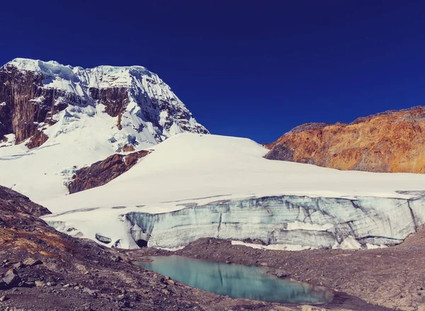 Bela paisagem montanhosa em Cordillera Huayhuash — Fotografia de Stock