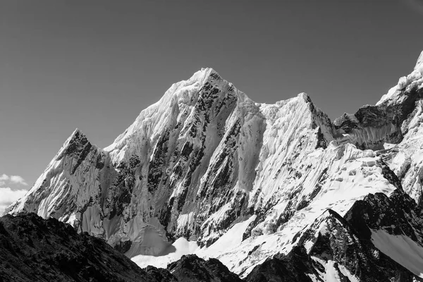 Hermoso paisaje de montaña en la Cordillera Huayhuash — Foto de Stock