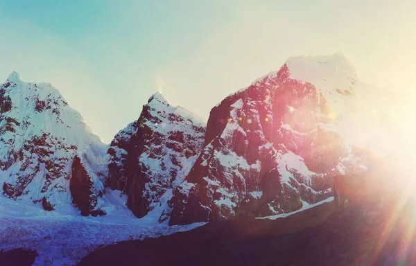 Wunderschöne berglandschaft in cordillera huayhuash — Stockfoto