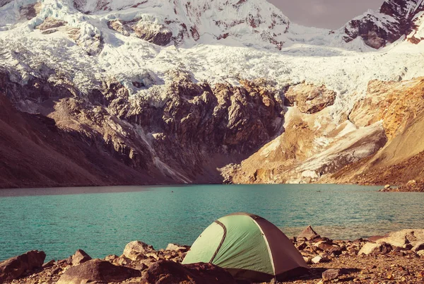 Wunderschöne berglandschaft in cordillera huayhuash — Stockfoto