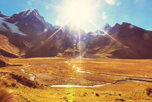 Cordillera yükseltisidir güzel dağ manzarası