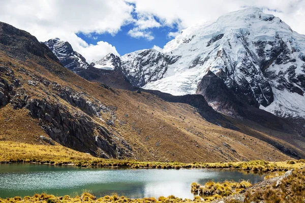 Beautiful mountain landscape in Cordillera Huayhuash — Stock Photo, Image