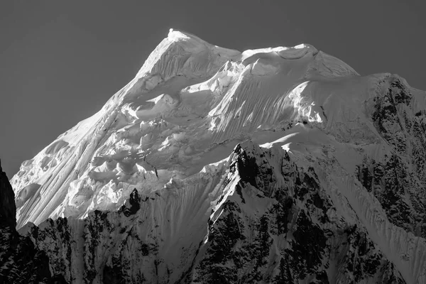 Bellissimo paesaggio montano in Cordigliera Huayhuash — Foto Stock