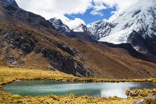 Wunderschöne berglandschaft in cordillera huayhuash — Stockfoto