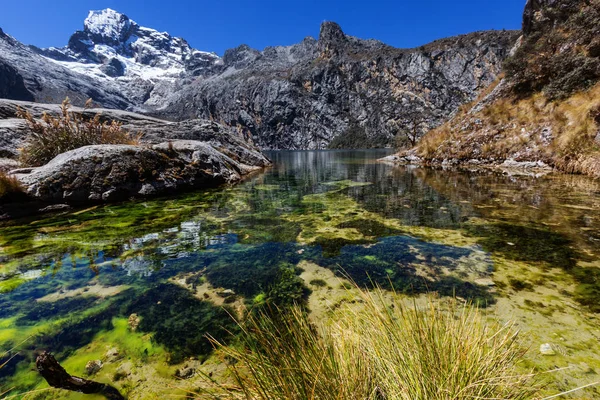 Bela paisagem montanhosa em Cordillera Huayhuash — Fotografia de Stock